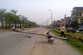 Cột đèn chiếu sáng “khụyu” giữa quốc lộ 3