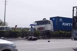 Container húc đổ cột đèn, xe tải “hôn” xe 7 chỗ