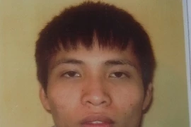 Vác súng nã 3 phát đạn vào nhà… người dưng