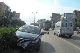 Xế hộp bịt BKS sau khi đâm đổ hàng chục mét dải phân cách