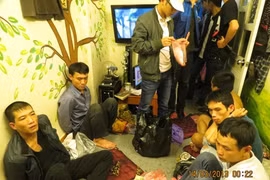 Cận cảnh sới bạc kiêm “động lắc” bị triệt phá lúc nửa đêm