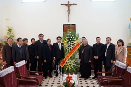 Lãnh đạo Công an Hà Nội chúc mừng Giáng sinh Tòa Tổng Giám mục Hà Nội và Giáo xứ Thái Hà
