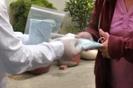 [Tin nhanh sáng 10-6-2021] Cảnh giác nhân viên y tế ‘rởm’, phát khẩu trang có tẩm thuốc mê