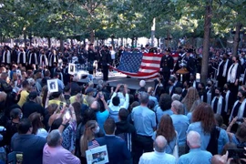 Bộ ảnh ấn tượng đúng thời khắc 8h46 ngày tưởng niệm 20 năm sự kiện 11-9