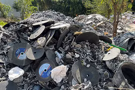 [Tin nhanh sáng 23-12-2021] Đổ trộm 900 tấn rác thải công nghiệp vào khuôn viên chùa