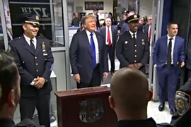 Thăm lính cứu hỏa New York, ông Trump hé lộ có thể tái tranh cử Tổng thống năm 2024