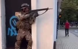 Quân đội Latvia xin lỗi vì đọ súng trên đường phố đông đúc 