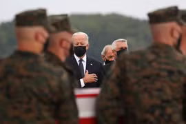 [Ảnh] Tổng thống Joe Biden đau đớn đón thi thể lính Mỹ từ Afghanistan