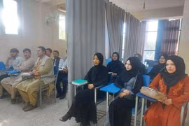 Chuyện lạ ở Afghanistan: Lớp học giăng màn che ngăn sinh viên nam - nữ 