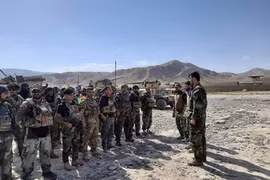 Tajikistan tăng cường biên giới khi lính Afghanistan trốn chạy Taliban
