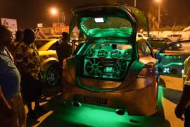 Taliban cấm lái xe bật nhạc trong xe ô tô