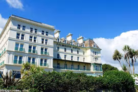 Khách sạn dành cho phóng viên Hội nghị G7 phải sơ tán vì gói hàng đáng ngờ