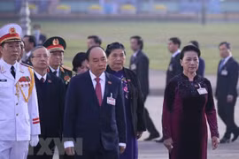 Các đại biểu dự Đại hội XIII đặt vòng hoa, viếng Chủ tịch Hồ Chí Minh