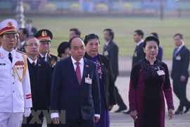 Các đại biểu dự Đại hội XIII đặt vòng hoa, viếng Chủ tịch Hồ Chí Minh