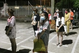 [Tin nhanh sáng 30-5-2021] Tụ tập hát karaoke, 12 người bị đưa đi cách ly