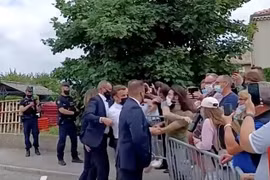 Thanh niên 28 tuổi tát Tổng thống Pháp hầu tòa 