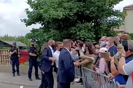 Thanh niên 28 tuổi tát Tổng thống Pháp hầu tòa 