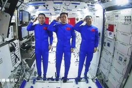 Phi hành gia Trung Quốc trên trạm Thiên Cung lần đầu đi bộ ngoài không gian