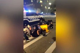 Hoảng hồn vụ xe cảnh sát lao qua đám đông gây rối ở Washington