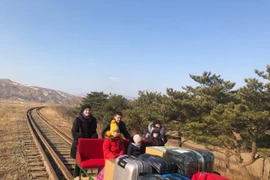 Nhóm nhà ngoại giao Nga đi xe đẩy đường sắt để rời khỏi Triều Tiên