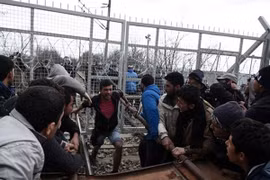 Người tị nạn đụng độ cảnh sát, phá hàng rào thép gai trên biên giới Macedonia