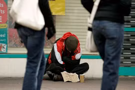 Kẻ đóng giả ăn mày ở Anh có thu nhập ngang ngửa Thủ tướng