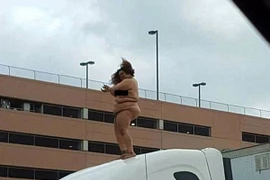 Người phụ nữ trần truồng nhảy múa, gây ách tắc tại Texas, Mỹ