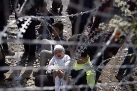 Chùm ảnh thảm cảnh những em bé tị nạn tìm đường vào châu Âu