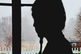 Bố giả làm bạn trai, ép con gái ruột gửi ảnh khỏa thân qua mạng