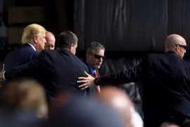 Donald Trump suýt bị tấn công trên sân khấu khi đang hùng biện