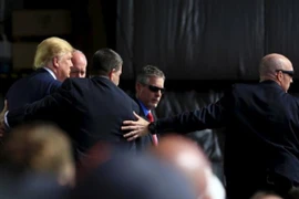 Donald Trump suýt bị tấn công trên sân khấu khi đang hùng biện