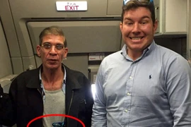 Liều lĩnh "tự sướng" với không tặc máy bay Ai Cập, dù đang bị khống chế