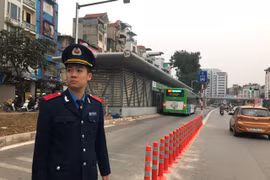 Lắp dải phân cách di động tại nhà chờ buýt nhanh BRT