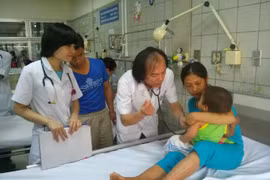 Người dân ủng hộ hơn 300 triệu đồng cứu sống bệnh nhi bị rắn cắn