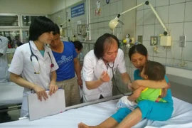 Người dân ủng hộ hơn 300 triệu đồng cứu sống bệnh nhi bị rắn cắn