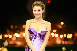 Hồng Quế khéo khoe vòng 1 gợi cảm