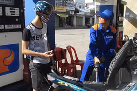 Xăng tiếp tục giảm giá thêm 178 đồng/lít