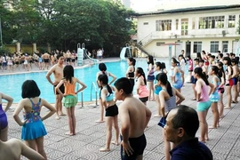 Hơn 2500 học sinh quận Cầu Giấy được học bơi miễn phí