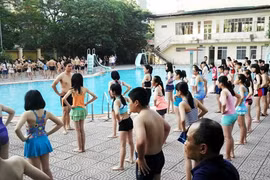 Hơn 2500 học sinh quận Cầu Giấy được học bơi miễn phí