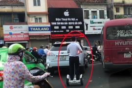 Xe lạ xuất hiện trên phố Hà Nội