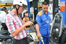 Xăng dầu tiếp tục giảm giá mạnh gần 1.200 đồng/lít