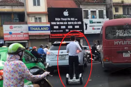 Xe lạ xuất hiện trên phố Hà Nội