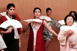 Hoa Hậu Đặng Thu Thảo học múa quạt truyền thống Nhật Bản