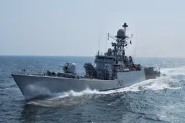 Tàu chiến Ấn Độ đâm vào tàu thương mại nước ngoài tại vịnh Bengal