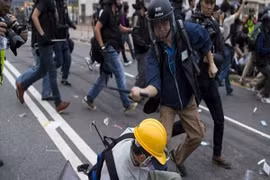 Hong Kong tiếp tục đụng độ, giằng co