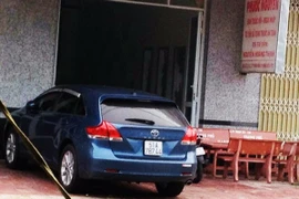 Phá hàng loạt lan can cầu để ô tô của cán bộ đi