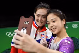 VĐV Triều Tiên chụp ảnh 'tự sướng' cùng VĐV Hàn Quốc có thể đối mặt 'án tử'