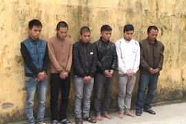 Trai làng “bay” trong quán karaoke