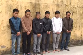 Trai làng “bay” trong quán karaoke