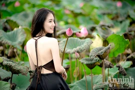 Thiếu nữ áo yếm Hà Thành e ấp giữa đầm sen